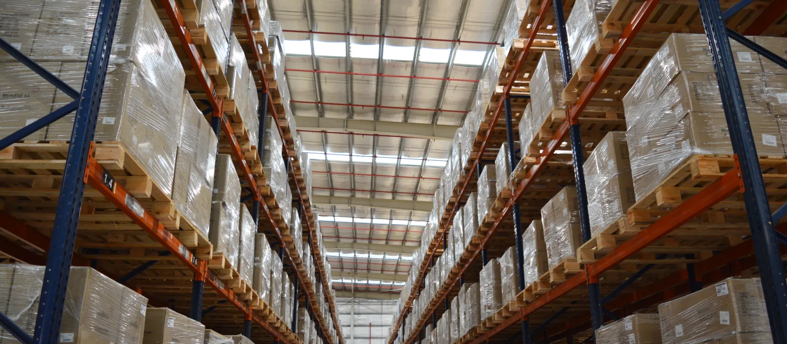 Imagen interior de depósito con estanterías llenas de cajas