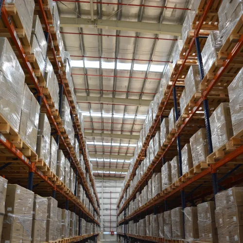 Imagen interior de depósito con estanterías llenas de cajas