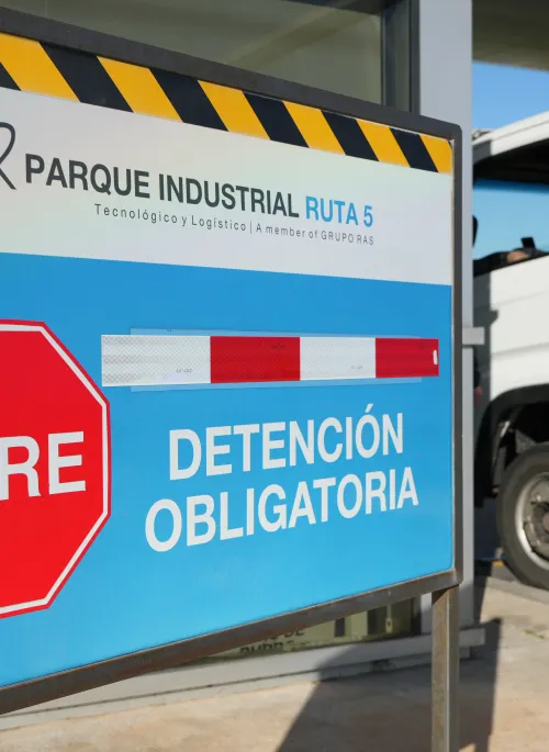 Cartel de "Pare" obligatorio en entrada de Parque Industrial Ruta 5