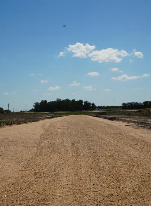 Vista parcial de calle en construcción en obras de nuevo loteo en Parque Industrial Ruta 5