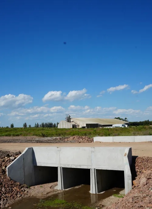 Vista parcial de puente interno en obra de movimientos de suelos para nuevos lotes en parque Industrial Ruta 5