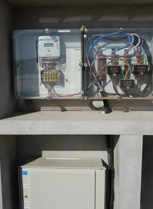 Vista parcial de nicho en lote con panel eléctrico