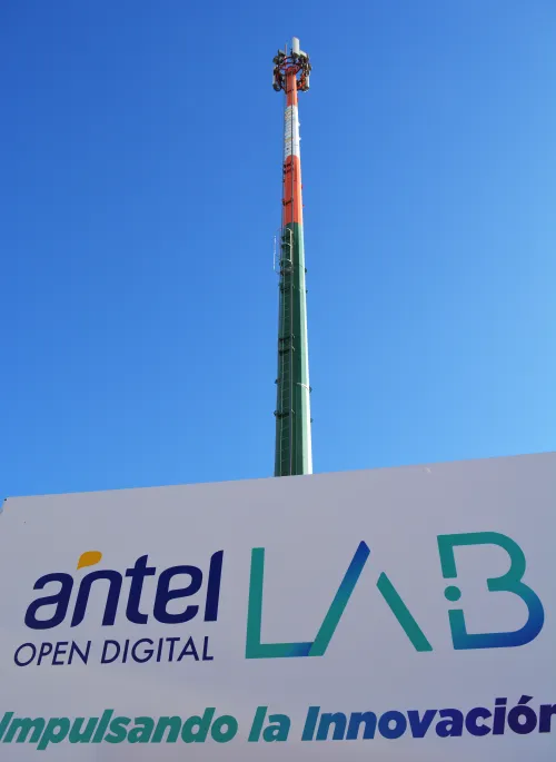 Vista parcial de cartel de Antel Lab junto a antena 5G en fondo